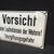 Vorsicht beim Laufenlassen der Motore! Vergiftungsgefahr (Gewölbtes Emailleschild um 1950)