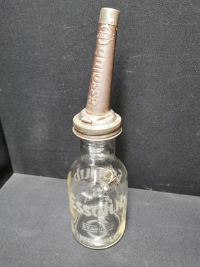 Essolub - Standard Motoroel Glasflasche mit Ausgiesser und Deckelchen (Vorkrieg)