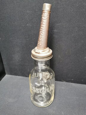 Essolub - Standard Motoroel Glasflasche mit Ausgiesser und Deckelchen (Vorkrieg)