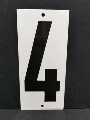 Zahlenschild mit der Nummer 4 / Schwere Trägerplatte (Um 1955)