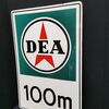 Dea 100 Meter / Abgekantetes Emailleschild aus der Zeit um 1955