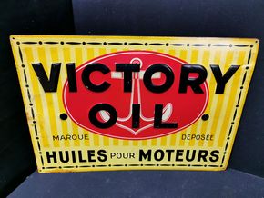 Victory Oil Blechschild mit dicker Schriftprägung (Belgien, um 1920)