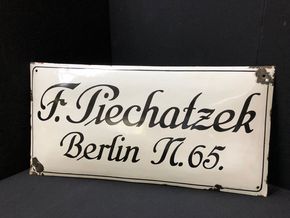 F. Piechatzek - Berlin / Großes, gewölbtes Emailschild (20er Jahre)