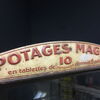 Maggi Verkaufs-Vitrine (Frankreich um 1920) mit original Blechschild (stark geprägt).