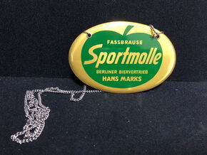 Biervertrieb Hans Marks Berlin  / Fassbrause Sportmolle (Zapfhahnblechschild mit Korkrückseite) um 1960