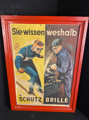 Sie wissen warum ! Schutzbrille ! Skifahrer Warnschild Unfallverhütung 67 x 48 cm um 1960