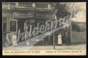 Postkarte aus dem Jahr 1912 mit Sprengel Emailleschildern / Conditorei und Café Gerczembeck Niederschönwalde