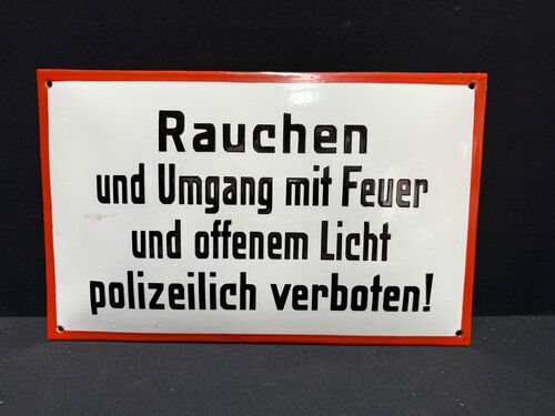Rauchen und Umgang mit Feuer und offenem Licht polizeilich verboten! Gewölbtes Emailleschild um 1930/1950)