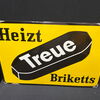 Treue Briketts - Heizt Treue Briketts (Flaches Emailleschild um 1930)