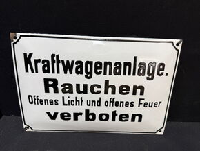 Kraftwagenanlage. Rauchen offenes Licht und offenes Feuer verboten (Emailleschild um 1955)
