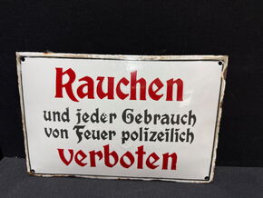  Rauchen und jeder Gebrauch von Feuer polizeilich verboten (Emailschilder um 1925)