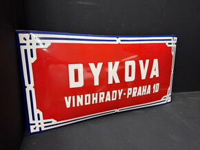 Dykova - Vinohrady Praha 10 (Stark gewölbtes  großes tschechisches Emaille- Straßenschild)