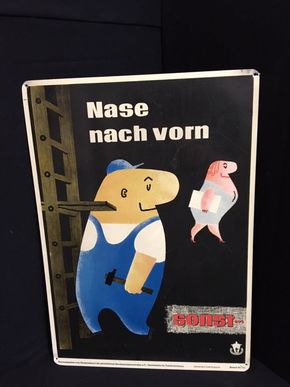 Nase nach vorn - sonst ... ! Altes Blechschild aus der Serie Unfallverhütungsvorschriften Klar Wuppertal D um 1960