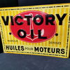 Victory Oil Blechschild mit dicker Schriftprägung (Belgien, um 1920)