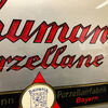Schumann Porzellane Vorkriegs-Blechschild mit Prismenschrift und Semi-Glas-Überzug. (A86)