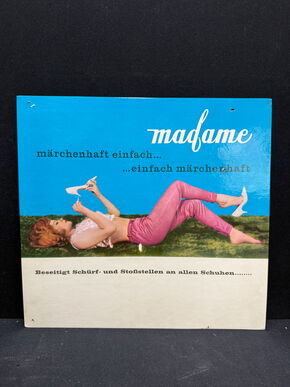 Madame Schuhfarbe - Zum Ausbessern von Schürf- und Stoßstellen (Pappwerbeschild um 1970)