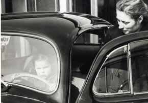 VW Käfer mit Kind am Steuer (großformatiger Fotoabzug)