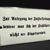Anlegung der Fußbekleidung….. - Gewölbtes Hinweisschild (Um 1920)