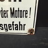 Vorsicht beim Laufenlassen der Motore! Vergiftungsgefahr (Gewölbtes Emailleschild um 1950)