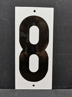 Zahlenschild mit der Nummer 8 / Schwere Trägerplatte (Um 1955)