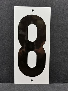 Zahlenschild mit der Nummer 8 / Schwere Trägerplatte (Um 1955)