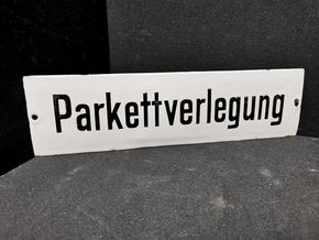 Parkettverlegung - Leicht gewölbtes Hinweisschild (1930/1950)