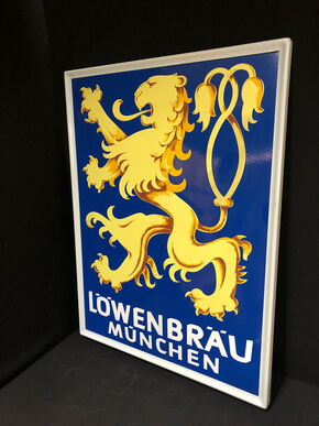 Löwenbräu München Emailschild im emaillierten Rahmen (Version von 1979)