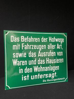 Befahren der Hofwege - Ausrufen von Waren- Hausieren in den Wohnanalagen untersagt - Emailschild um 1930