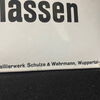 Es wird gebeten die Turnhalle mit Turnschuhen zu betreten - Emailschild um 1930