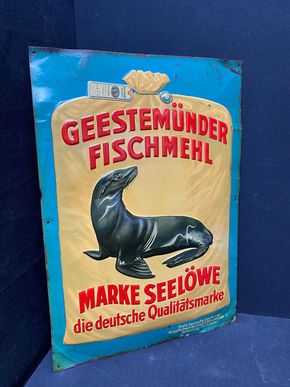 Geestermünder Fischmehl Marke Seelöwe (Stark gerägtes Blechschild um 1920)