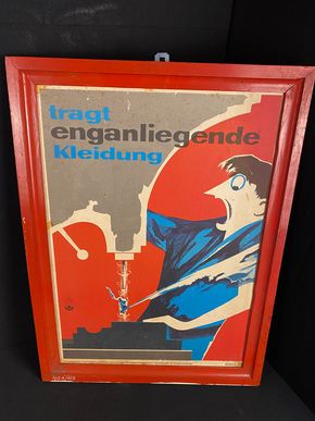 Tragt enganliegende Kleidung - Warnschild Unfallverhütung 67 x 49 cm um 1960