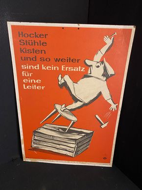 Hocker, Kisten usw. - sind kein Ersatz für eine Leiter ! Warnschild Unfallverhütung 60 x 42 cm um 1960