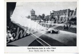 Postkarte mit altem Opel Rennwagen auf der Avus in Berlin