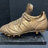 Adidas Werbeschuh aus Metallguss auf Marmorfuss