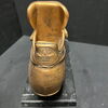 Adidas Werbeschuh aus Metallguss auf Marmorfuss