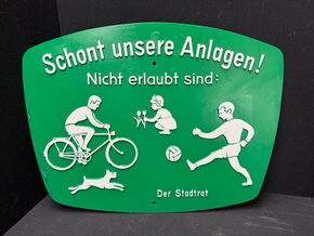 Hinweisschild: Schont unsere Anlagen!  (Gestanztes Eisenblech - Um 1960)