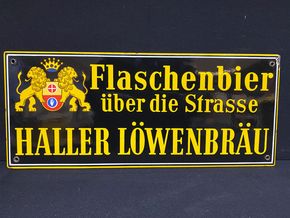 Haller Löwenbräu Flaschenbier über die Strasse (Emailleschild. 50er Jahre)