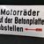 Motorräder auf der Betonplatte abstellen - Gewölbtes Hinweisschild (1930/1950)