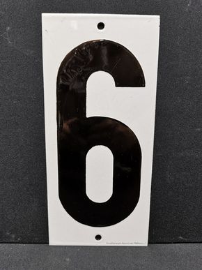 Zahlenschild mit der Nummer 6 / Schwere Trägerplatte (Um 1955)