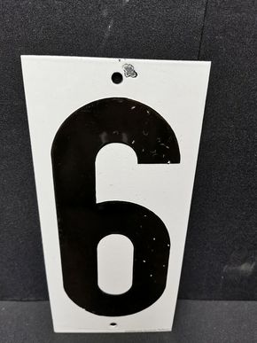 Zahlenschild mit der Nummer 6 / Schwere Trägerplatte (Um 1955)