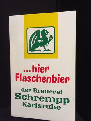 ...hier Flaschenbier der Brauerei Schrempp Karlsruhe Emailschild (Um 1965)