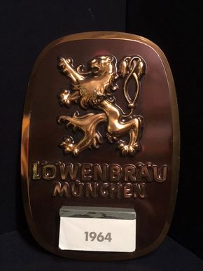 Löwenbräu München 3D Kunststoff Werbemittel mit Kalender 1964 