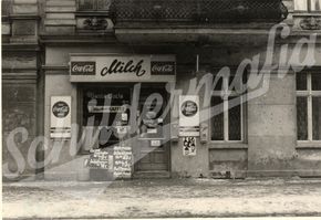 Lebensmittelladen (Karlsgartenstraße 17 / Berlin-Neukölln) in den 50er Jahren.