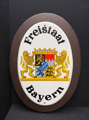 Freistaat Bayern Emailschild auf schweren Holzrahmen (Neuzeitlich)
