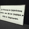 Anlegung der Fußbekleidung….. - Gewölbtes Hinweisschild (Um 1920)