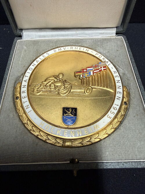 Internationales DMV Rhein Pokal Rennen am Hockenheimring - Imposante Teilnehmerplakette in Box (1953)