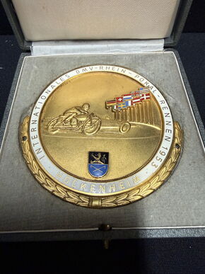 Internationales DMV Rhein Pokal Rennen am Hockenheimring - Imposante Teilnehmerplakette in Box (1953)