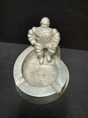 Michelin Autoreifen Aschenbecher mit Figur (ca 11 x 11 cm)