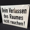 Beim Verlassen des Raums nicht rauchen! (Gewölbtes, emailliertes Hinweisschild um 1960)