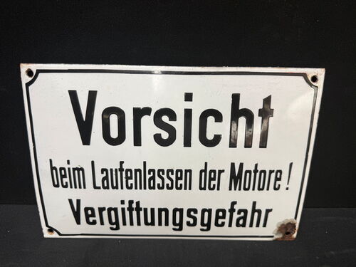 Vorsicht beim Laufenlassen der Motore! Vergiftungsgefahr (Gewölbtes Emailleschild um 1950)